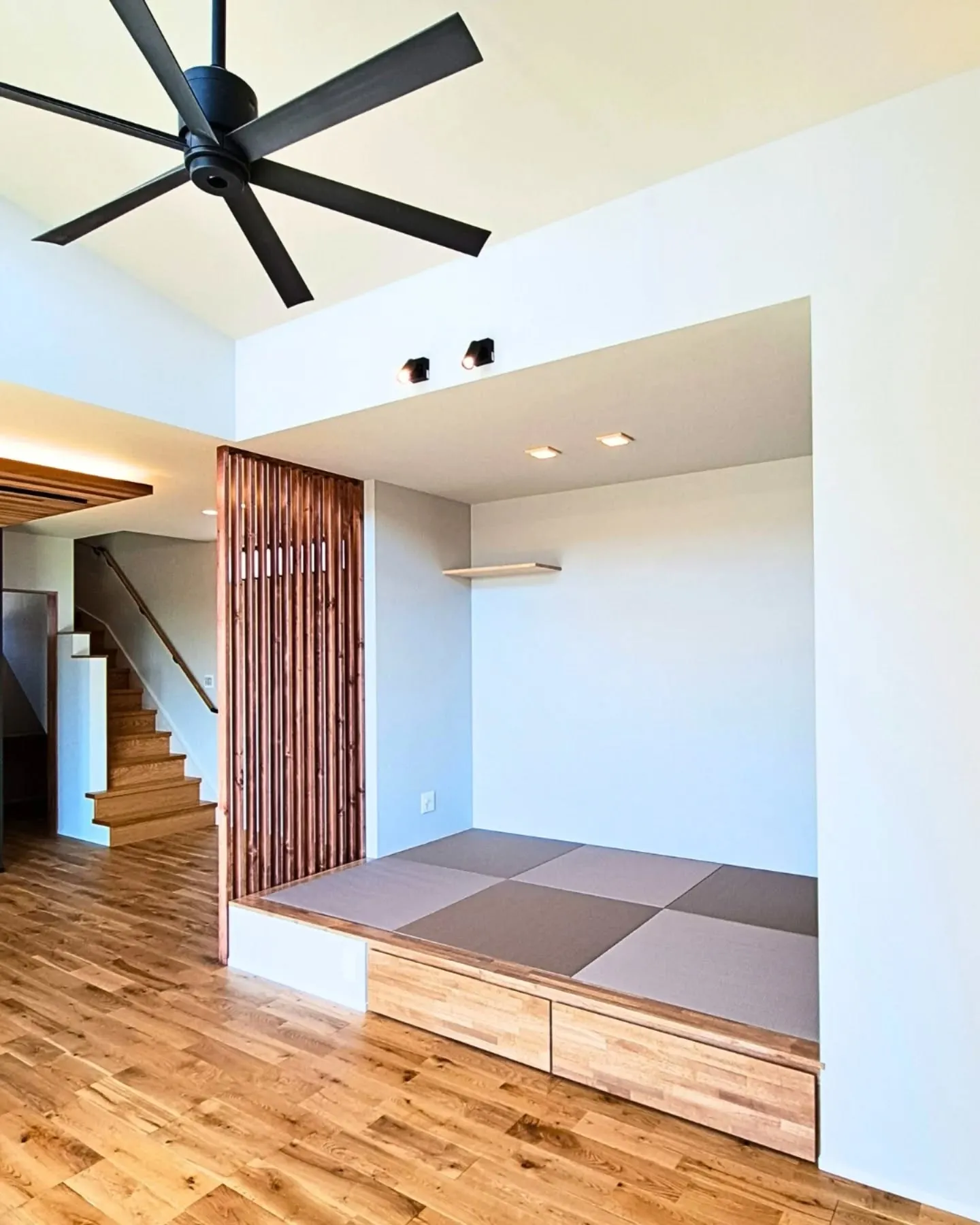 【解放感とくつろぎを楽しむ勾配天井の家】