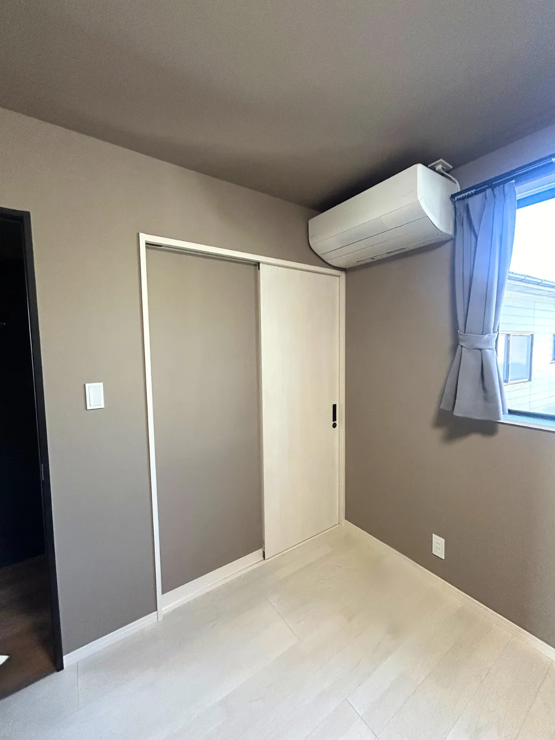 施工前　クローゼット扉