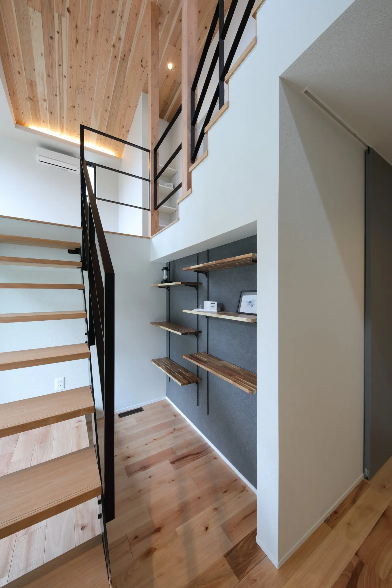 スキップフロアが生み出す、立体的に暮らす家