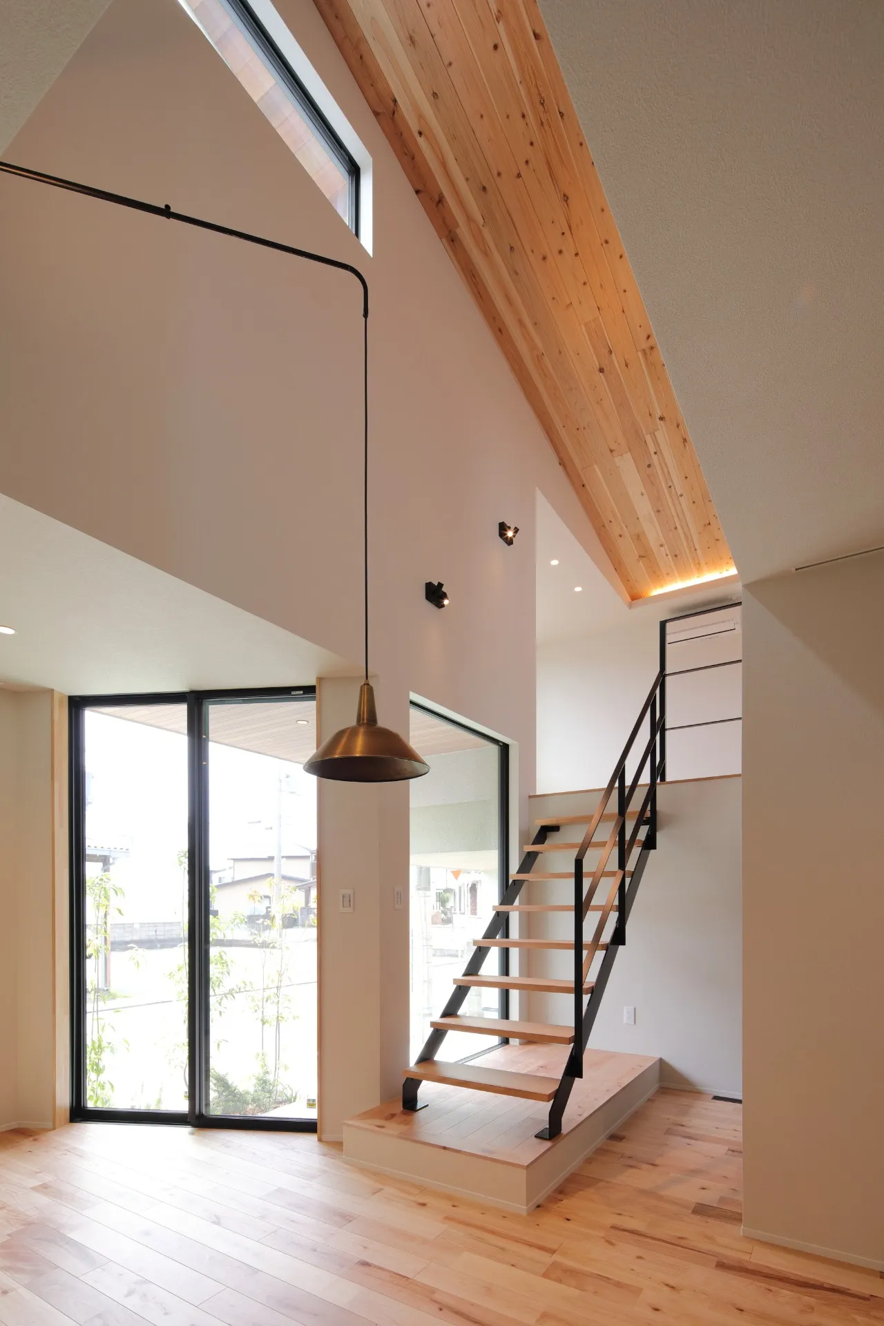 スキップフロアが生み出す、立体的に暮らす家